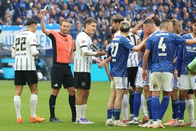 08 11 2025, xrekx, Fußball 2 Bundesliga, FC Schalke 04 SV Elversberg v l Referee Referee Dr Robin Braun Younes Ebnoutalib SV 07 Elversberg has received a yellow card, received a yellow card DFL DFB REGULATIONS PROHIBIT ANY USE OF PHOTOGRAPHS as IMAGE SEQUENCES and or QUASI VIDEO Gelsenkirchen