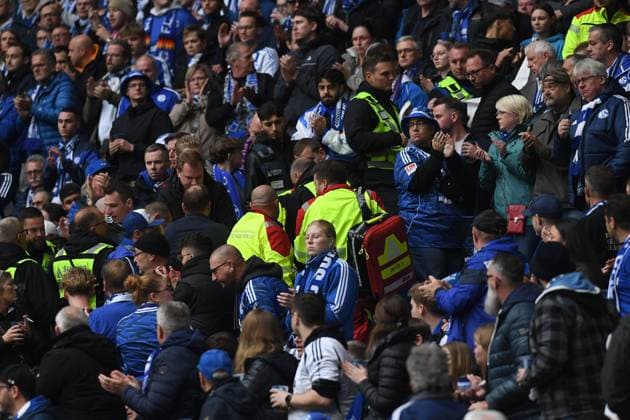 . medizinischer Notfall auf der Südtribüne waehrend des Spiels der 2. Bundesliga zwischen FC Schalke 04 und SV Elversberg, Veltins-Arena am 08. November 2025 in Gelsenkirchen, Deutschland. (Foto von Ralf Treese DeFodi Images) +++ . medical emergency during the 2. Bundesliga match between FC Schalke 04 and SV Elversberg at Veltins-Arena on November 8, 2025 in Gelsenkirchen, Germany. (Photo by Ralf Treese DeFodi Images) (Photo by Ralf Treese DeFodi Images) medical emergency on the south stand during the 2 Bundesliga match between FC Schalke 04 and SV Elversberg, Veltins Arena on November 08, 2025 in Gelsenkirchen, Germany Photo by Ralf Treese DeFodi Images medical emergency during the 2 Bundesliga match between FC Schalke 04 and SV Elversberg at Veltins Arena on November 8, 2025 in Gelsenkirchen, Germany Photo by Ralf Treese DeFodi Images Photo by Ralf Treese DeFodi Images
