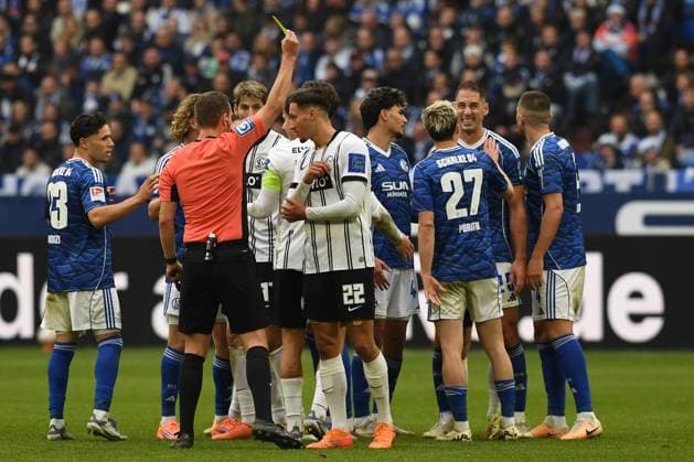 Schiedsrichter Robin Braun zeigt Younes Ebnoutalib (SV 07 Elversberg) die gelbe Karte waehrend des Spiels der 2. Bundesliga zwischen FC Schalke 04 und SV Elversberg, Veltins-Arena am 08. November 2025 in Gelsenkirchen, Deutschland. (Foto von Ralf Treese DeFodi Images) +++ Schiedsrichter Robin Braun shows the yellow card to Younes Ebnoutalib (SV 07 Elversberg) during the 2. Bundesliga match between FC Schalke 04 and SV Elversberg at Veltins-Arena on November 8, 2025 in Gelsenkirchen, Germany. (Photo by Ralf Treese DeFodi Images) (Photo by Ralf Treese DeFodi Images) Referee Robin Braun shows the yellow card to Younes Ebnoutalib SV 07 Elversberg during the 2 Bundesliga match between FC Schalke 04 and SV Elversberg, Veltins Arena on November 08, 2025 in Gelsenkirchen, Germany, Germany Photo by Ralf Treese DeFodi Images Referee Robin Braun shows the yellow card to Younes Ebnoutalib SV 07 Elversberg during the 2 Bundesliga match between FC Schalke 04 and SV Elversberg at Veltins Arena on November 8, 2025 in Gelsenkirchen, Germany Photo by Ralf Treese DeFodi Images Photo by Ralf Treese DeFodi Images