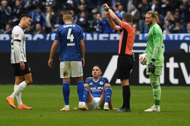 Nikola Katic (FC Schalke 04) am Boden waehrend des Spiels der 2. Bundesliga zwischen FC Schalke 04 und SV Elversberg, Veltins-Arena am 08. November 2025 in Gelsenkirchen, Deutschland. (Foto von Ralf Treese DeFodi Images) +++ Nikola Katic (FC Schalke 04) on the ground during the 2. Bundesliga match between FC Schalke 04 and SV Elversberg at Veltins-Arena on November 8, 2025 in Gelsenkirchen, Germany. (Photo by Ralf Treese DeFodi Images) (Photo by Ralf Treese DeFodi Images) Nikola Katic FC Schalke 04 on the ground during the 2 Bundesliga match between FC Schalke 04 and SV Elversberg, Veltins Arena on November 8, 2025 in Gelsenkirchen, Germany Photo by Ralf Treese DeFodi Images Nikola Katic FC Schalke 04 on the ground during the 2 Bundesliga match between FC Schalke 04 and SV Elversberg at Veltins Arena on November 8, 2025 in Gelsenkirchen, Germany Photo by Ralf Treese DeFodi Images Photo by Ralf Treese DeFodi Images