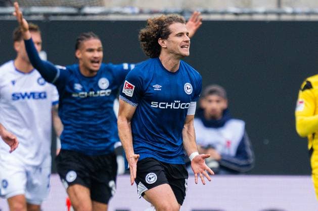 08 11 2025 Soccer, 2025 2026, 2 Bundesliga, Matchday 12, DSC Arminia Bielefeld Karlsruher SC L R Joel Felix Bielefeld , Mael Corboz Bielefeld DFL REGULATIONS PROHIBIT ANY USE OF PHOTOGRAPHS AS IMAGE SEQUENCES AND OR QUASI VIDEO