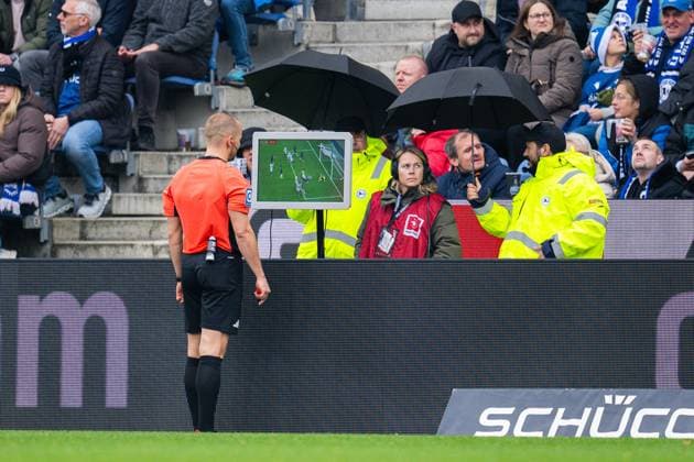08 11 2025 Football, 2025 2026, 2 Bundesliga, Matchday 12, DSC Arminia Bielefeld Karlsruher SC Patrick Schwengers Referee at the video assistant DFL REGULATIONS PROHIBIT ANY USE OF PHOTOGRAPHS AS IMAGE SEQUENCES AND OR QUASI VIDEO