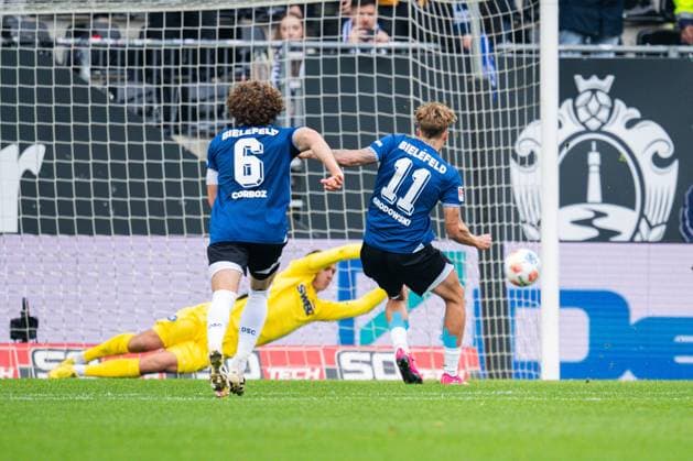 08 11 2025 Soccer, 2025 2026, 2 Bundesliga, Matchday 12, DSC Arminia Bielefeld Karlsruher SC R Joel Grodowski Bielefeld scores the 1 0 goal from the penalty spot before M Hans Christian Bernat Karlsruhe DFL REGULATIONS PROHIBIT ANY USE OF PHOTOGRAPHS AS IMAGE SEQUENCES AND OR QUASI VIDEO