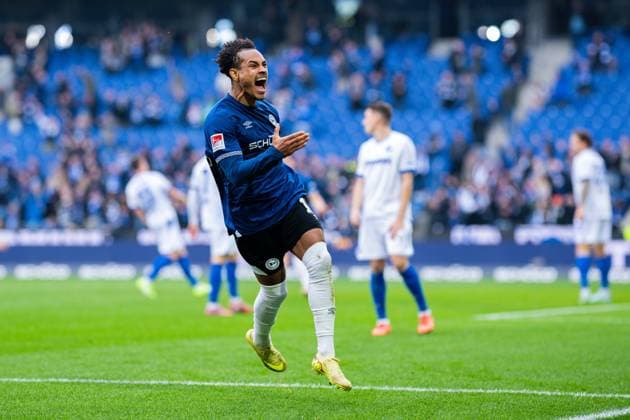 08 11 2025 Soccer, 2025 2026, 2 Bundesliga, Matchday 12, DSC Arminia Bielefeld Karlsruher SC Monju Momuluh Bielefeld cheers after his goal for 2 0 DFL REGULATIONS PROHIBIT ANY USE OF PHOTOGRAPHS AS IMAGE SEQUENCES AND OR QUASI VIDEO
