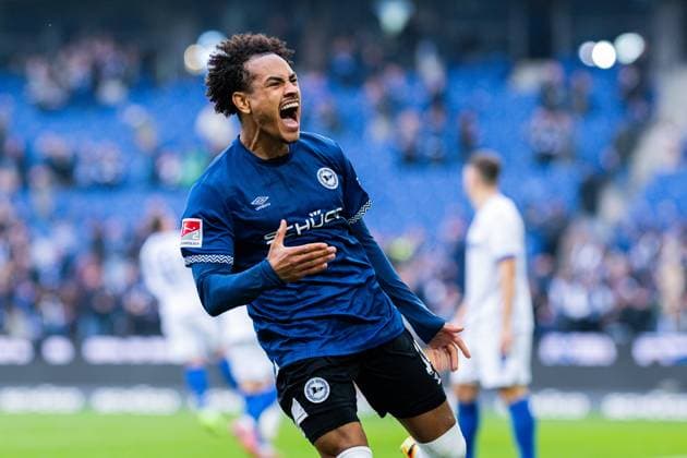 08 11 2025 Soccer, 2025 2026, 2 Bundesliga, Matchday 12, DSC Arminia Bielefeld Karlsruher SC Monju Momuluh Bielefeld cheers after his goal for 2 0 DFL REGULATIONS PROHIBIT ANY USE OF PHOTOGRAPHS AS IMAGE SEQUENCES AND OR QUASI VIDEO