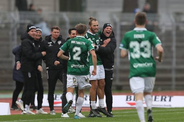 Kristian Böhnlein Kristian Böhnlein 13, 1 FC Schweinfurt 1905 and Michael Gehret Athletik Trainer, 1 FC Schweinfurt 1905 , Goal celebration after the 1 0, DFL DFB REGULATES PROHIBIT ANY USE OF PHOTOGRAPHS AS IMAGE SEQUENCES AND OR QUASI VIDEO Schweinfurt Sachs Stadion Bayern Germany