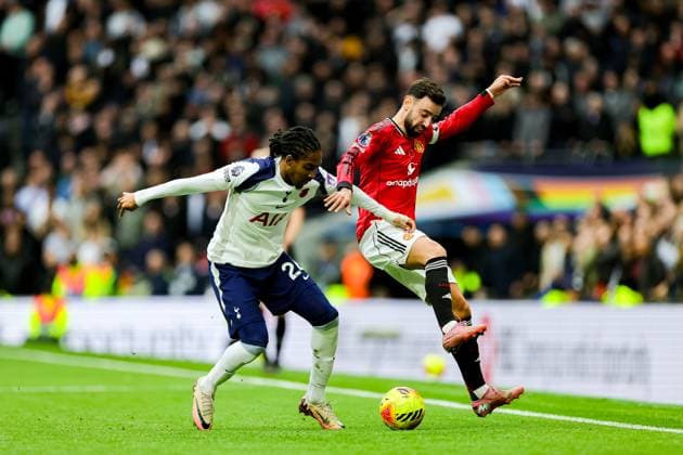 Tottenham Hotspur v Manchester United, ManU Premier League 08 11 2025. Djed Spence (24) of Tottenham Hotspur tussles with Bruno Fernandes (8) of Manchester United during the Premier League match between Tottenham Hotspur and Manchester United at Tottenham Hotspur Stadium, London, United Kingdom on 8 November 2025. Editorial use only DataCo restrictions apply See www.football-dataco.com , Copyright: xNigelxKeenex PSI-23192-0034