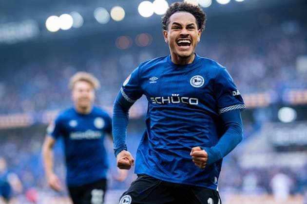 08 11 2025 Soccer, 2025 2026, 2 Bundesliga, Matchday 12, DSC Arminia Bielefeld Karlsruher SC Monju Momuluh Bielefeld cheers after his goal for 2 0 DFL REGULATIONS PROHIBIT ANY USE OF PHOTOGRAPHS AS IMAGE SEQUENCES AND OR QUASI VIDEO