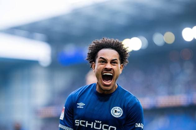 08 11 2025 Soccer, 2025 2026, 2 Bundesliga, Matchday 12, DSC Arminia Bielefeld Karlsruher SC Monju Momuluh Bielefeld cheers after his goal for 2 0 DFL REGULATIONS PROHIBIT ANY USE OF PHOTOGRAPHS AS IMAGE SEQUENCES AND OR QUASI VIDEO