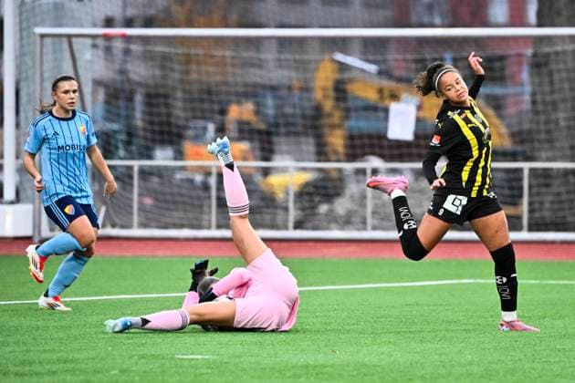 STOCKHOLM, SWEDEN 20251108 Djurgarden s goalkeeper Anna Aurora Koivunen and Häcken s Felicia Schröder during Saturday s soccer match in the women s league between Djurgarden and BK Häcken FF at Kristineberg s IP 1 STOCKHOLM SWEDEN x10030x  Copyright: xJonasxEkströmer TTx THE LADY S SWEDISH GARDEN-HECKEN