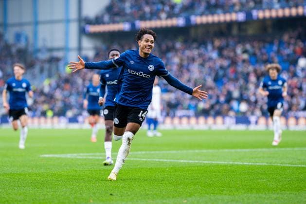 08 11 2025 Soccer, 2025 2026, 2 Bundesliga, Matchday 12, DSC Arminia Bielefeld Karlsruher SC Monju Momuluh Bielefeld cheers after his goal to make it 3 0 DFL REGULATIONS PROHIBIT ANY USE OF PHOTOGRAPHS AS IMAGE SEQUENCES AND OR QUASI VIDEO