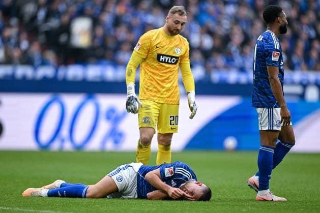 08 11 2025, Football, 2 Bundesliga, Season 2025 2026, Matchday 12, FC Schalke 04 SV Elversberg, Hasan Kurucay FC Schalke 04 is down, xRHR PHOTO YYx Copyright: KROEGER RHR-FOTOx RHR-FOTO YY