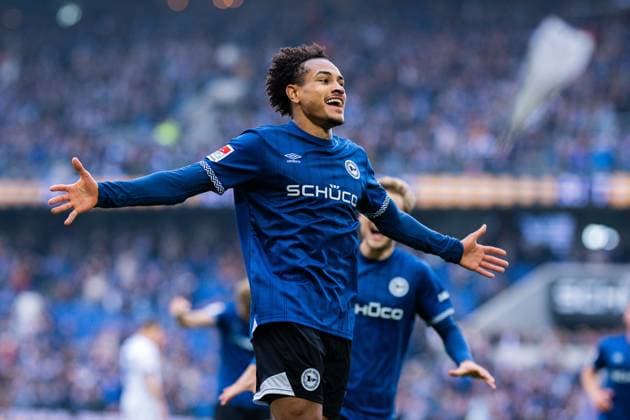 08 11 2025 Soccer, 2025 2026, 2 Bundesliga, Matchday 12, DSC Arminia Bielefeld Karlsruher SC Monju Momuluh Bielefeld cheers after his goal to make it 3 0 DFL REGULATIONS PROHIBIT ANY USE OF PHOTOGRAPHS AS IMAGE SEQUENCES AND OR QUASI VIDEO