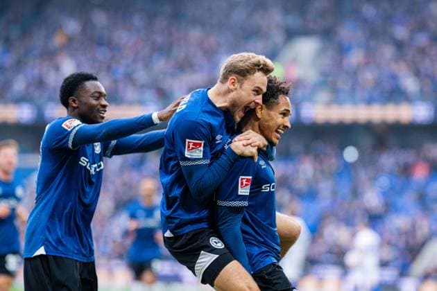 08 11 2025 Soccer, 2025 2026, 2 Bundesliga, Matchday 12, DSC Arminia Bielefeld Karlsruher SC R Monju Momuluh Bielefeld celebrates after his goal for 3 0 with L M Benjamin Boakye Bielefeld , Tim Handwerker Bielefeld DFL REGULATIONS PROHIBIT ANY USE OF PHOTOGRAPHS AS IMAGE SEQUENCES AND OR QUASI VIDEO