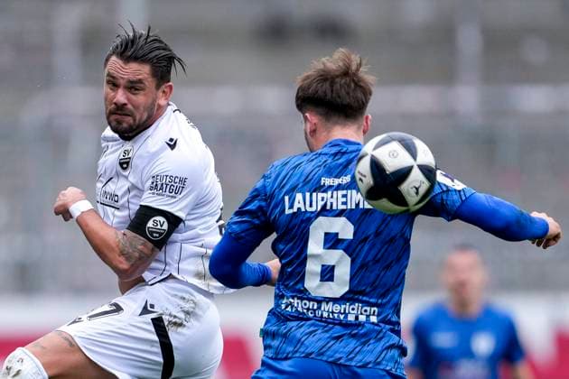 from left Pascal Testroet SVS, 37 , Lukas Laupheimer SGV, 6 , header, header duel, match scene, duel in the air, action, action, 08 11 2025, Sandhausen Germany , Football, Regionalliga Südwest, SV Sandhausen SGV Freiberg xozx