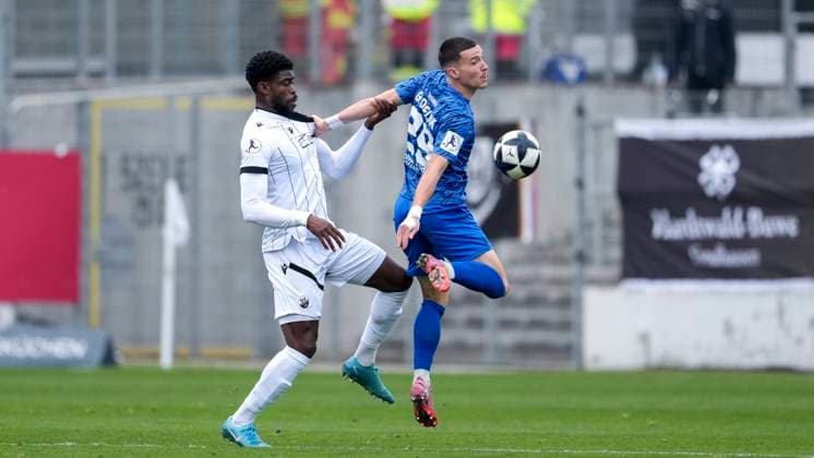 v li Kwabe Schulz SVS, 2 , Gal Grobelnik SGV, 29 , duel, duel, tackle, tackling, dynamics, action, action, 08 11 2025, Sandhausen Germany , Football, Regionalliga Südwest, SV Sandhausen SGV Freiberg xozx