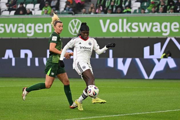 Soccer I Women I 2025 2026 season I Bundesliga I Matchday 10 I VfL Wolfsburg Eintracht Frankfurt I 08 11 2025 Etonam Nicole Anyomi 19, Eintracht Frankfurt taking a shot on goal to equalize at 1 1, left Lena Lattwein 8, VfL Wolfsburg Wolfsburg Volkswagen Arena Niedersachsen Germany Copyright: xLobeca InesxHähnelx