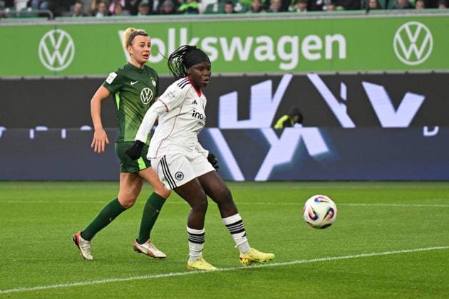 Soccer I Women I Season 2025 2026 I Bundesliga I 10 Matchday I VfL Wolfsburg Eintracht Frankfurt I 08 11 2025 Goal kick Etonam Nicole Anyomi 19, Eintracht Frankfurt to equalize 1 1, behind Lena Lattwein 8, VfL Wolfsburg Wolfsburg Volkswagen Arena Niedersachsen Germany Copyright: xLobeca InesxHähnelx