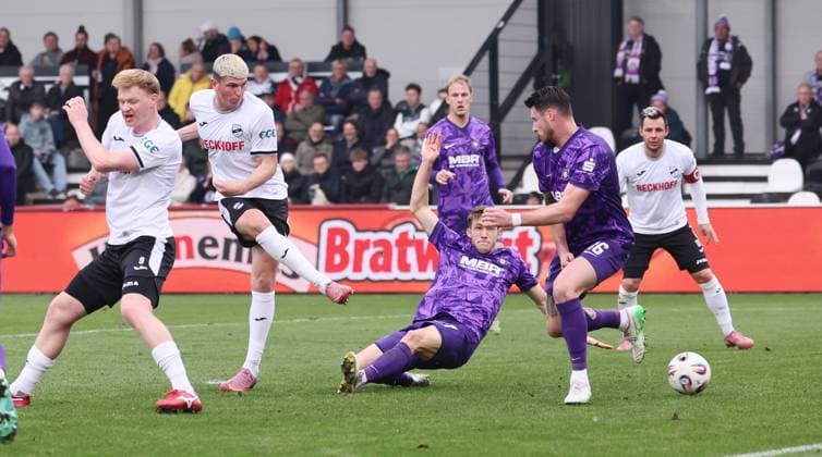 Verl, 08 11 2025, Sportclub Arena, Soccer, 3 Liga, Matchday 14, SC Verl vs FC Erzgebirge Aue , In the picture Goal for SC Verl Alessio Besio 23, Verl scores 1 0 against Pascal Fallmann 17, Aue , Ryan Malone 16, Aue , For journalistic purposes only Only for editorial use , DFB DFL regulations prohibit any use of photographs as image sequences and or quasi video , Picture Point