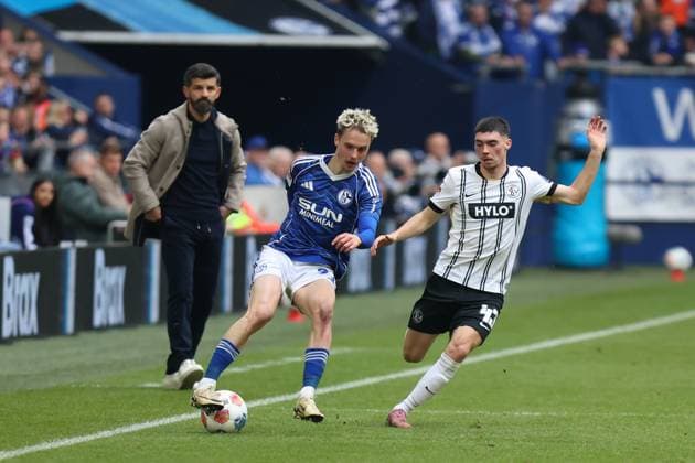 Duel between Finn Porath FC Schalke 04 and Felix Keidel SV Elversberg GER, FC Schalke 04 vs SV Elversberg, Football, 2 Liga, Matchday 12, Season 2025 2026, 08 11 2025 DFL REGULATES PROHIBIT ANY USE OF PHOTOGRAPHS AS IMAGE SEQUENCES AND OR QUASI VIDEO GER, FC Schalke 04 vs SV Elversberg, Football, 2 Liga, Matchday 12, Season 2025 2026, 08 11 2025 Gelsenkirchen Copyright: xEibner-Pressefoto FrankxZeisingx EP_FZG