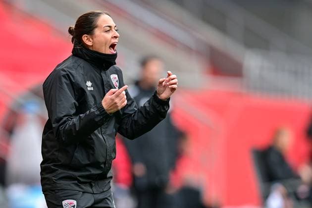 Coach Sabrina Wittmann FC Ingolstadt gives instructions, gesticulates, gives instructions, gesticulate, single image, action, Action, 08 11 2025, Ingolstadt Germany , Football, 3 Liga, FC Ingolstadt 04 Rot Weiss Essen, DFB DFL REGULATIONS PROHIBIT ANY USE OF PHOTOGRAPHS AS IMAGE SEQUENCES AND OR QUASI VIDEO xslx