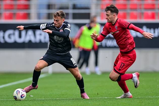 v li Marvin Obuz Essen, 10 Max Besuschkow FC Ingolstadt, 17 in duel, duel, tackle, dynamic, action, action, 08 11 2025, Ingolstadt Germany , Football, 3 Liga, FC Ingolstadt 04 Rot Weiss Essen, DFB DFL REGULATIONS PROHIBIT ANY USE OF PHOTOGRAPHS AS IMAGE SEQUENCES AND OR QUASI VIDEO xslx