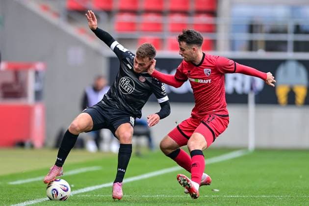 v li Marvin Obuz Essen, 10 Max Besuschkow FC Ingolstadt, 17 in duel, duel, tackle, dynamic, action, action, 08 11 2025, Ingolstadt Germany , Football, 3 Liga, FC Ingolstadt 04 Rot Weiss Essen, DFB DFL REGULATIONS PROHIBIT ANY USE OF PHOTOGRAPHS AS IMAGE SEQUENCES AND OR QUASI VIDEO xslx