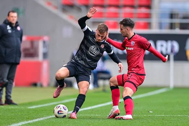 v li Marvin Obuz Essen, 10 Max Besuschkow FC Ingolstadt, 17 in duel, duel, tackle, dynamic, action, action, 08 11 2025, Ingolstadt Germany , Football, 3 Liga, FC Ingolstadt 04 Rot Weiss Essen, DFB DFL REGULATIONS PROHIBIT ANY USE OF PHOTOGRAPHS AS IMAGE SEQUENCES AND OR QUASI VIDEO xslx