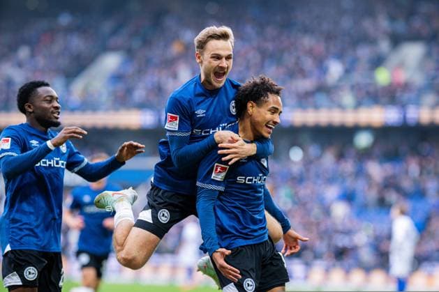 08 11 2025 Soccer, 2025 2026, 2 Bundesliga, Matchday 12, DSC Arminia Bielefeld Karlsruher SC R Monju Momuluh Bielefeld celebrates after his goal for 3 0 with L Tim Handwerker Bielefeld DFL REGULATIONS PROHIBIT ANY USE OF PHOTOGRAPHS AS IMAGE SEQUENCES AND OR QUASI VIDEO