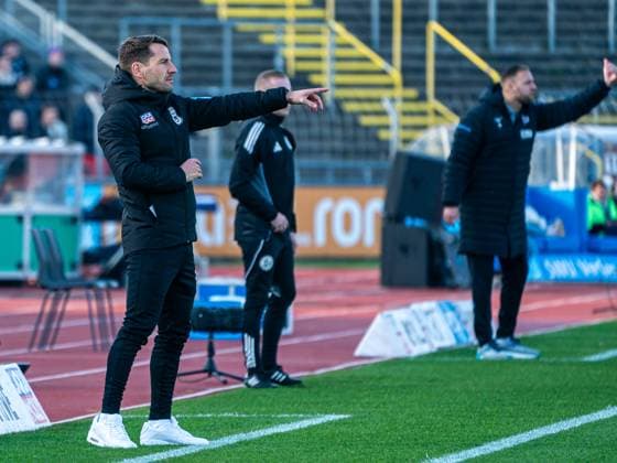 Moritz Glasbrenner, head coach SSV Ulm 1846 and in the background Daniel Brinkmann, head coach FC Hansa Rostock direct their teams, GER, SSV Ulm 1846 vs FC Hansa Rostock, Football, DFB Pokal, 1 round, Season 2025 2026, 08 11 2025, DFB DFL regulations prohibit any use of photographs as image sequences and or quasi video GER, SSV Ulm 1846 vs FC Hansa Rostock, Football, DFB Pokal, Season 2025 2026, 08 11 2025 Ulm Copyright: xMichaelxSchmidt Eibner-Pressefotx EP_MST