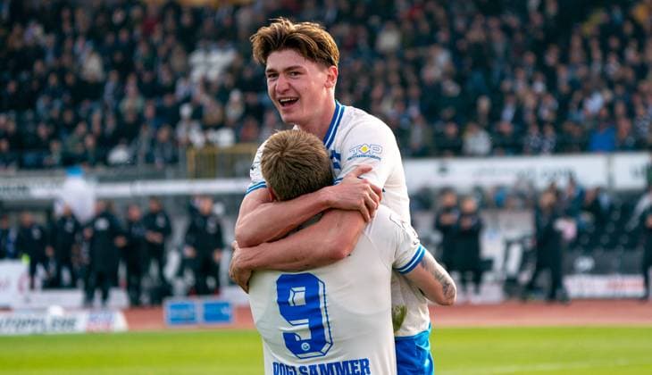8 11 2025, Soccer, GER, Men, 3 League, DFL, Matchday 14, Season 2025 26, SSV Ulm 1946 FC Hansa Rostock Ryan Don Naderi FC Hansa Rostock, right and Andreas Voglsammer FC Hansa Rostock, left celebrate the goal for 3 0 Ulm Donaustadion Baden Würrttemberg Germany