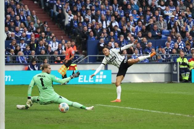 08 11 2025, xrekx, Soccer 2 Bundesliga, FC Schalke 04 SV Elversberg v l Loris Karius FC Schalke 04 Younes Ebnoutalib SV 07 Elversberg Offside goal DFL DFB REGULATIONS PROHIBIT ANY USE OF PHOTOGRAPHS as IMAGE SEQUENCES and or QUASI VIDEO Gelsenkirchen