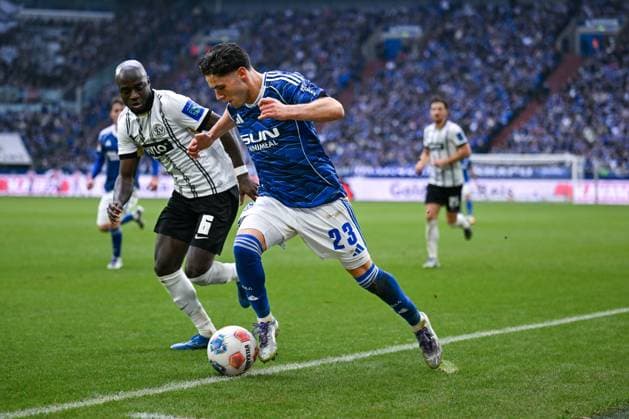 08 11 2025, Football, 2 Bundesliga, Season 2025 2026, Matchday 12, FC Schalke 04 SV Elversberg, Amara Conde SV Elversberg , Soufiane El Faouzi FC Schalke 04 xRHR PHOTO YYx Copyright: KROEGER RHR-FOTOx RHR-FOTO YY