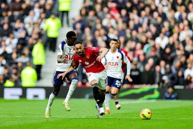 Tottenham Hotspur v Manchester United, ManU Premier League 08 11 2025. Matheus Cunha (10) of Manchester United holds off Pape Matar Sarr (29) of Tottenham Hotspur during the Premier League match between Tottenham Hotspur and Manchester United at Tottenham Hotspur Stadium, London, United Kingdom on 8 November 2025. Editorial use only DataCo restrictions apply See www.football-dataco.com , Copyright: xNigelxKeenex PSI-23192-0038