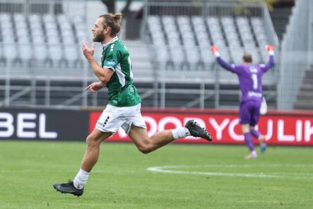 08 November 2025, Soccer, Men, Third League, 14 Matchday 3 League Season 2025 2026 FC Schweinfurt 05 TSG 1899 Hoffenheim II From left Goalscorer to 1 0 Kristian Böhnlein FC Schweinfurt 05, 13 Schweinfurt Riedel Bau Arena im Sachs Stadio Bayern Unterfranken Germany