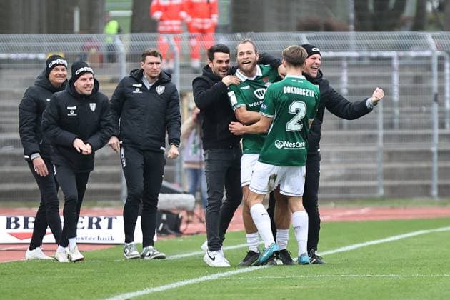 08 November 2025, Soccer, Men, Third League, 14 Matchday 3 League Season 2025 2026 FC Schweinfurt 05 TSG 1899 Hoffenheim II Goalscorer to 1 0 Kristian Böhnlein FC Schweinfurt 05, 13 celebrates with coach Victor Kleinhenz FC Schweinfurt 05 Schweinfurt Riedel Bau Arena im Sachs Stadio Bayern Unterfranken Germany