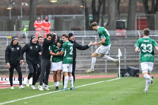 08 November 2025, Soccer, Men, Third League, 14 Matchday 3 League Season 2025 2026 FC Schweinfurt 05 TSG 1899 Hoffenheim II Goalscorer to 1 0 Kristian Böhnlein FC Schweinfurt 05, 13 celebrates with coach Victor Kleinhenz FC Schweinfurt 05 and the team Schweinfurt Riedel Bau Arena in Sachs Stadio Bayern Unterfranken Germany