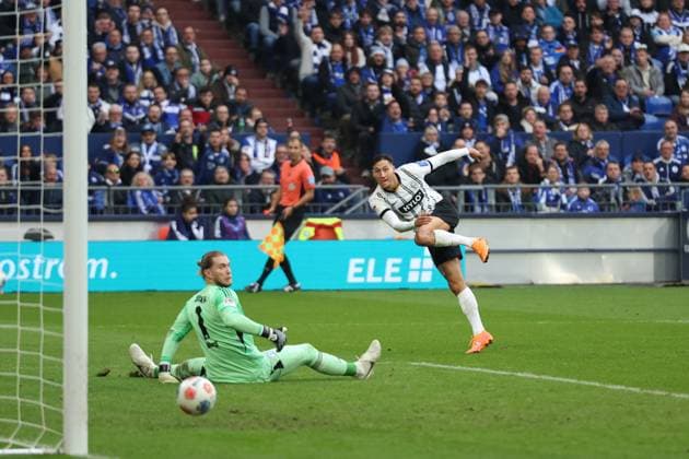 08 11 2025, xrekx, Soccer 2 Bundesliga, FC Schalke 04 SV Elversberg v l Loris Karius FC Schalke 04 Younes Ebnoutalib SV 07 Elversberg Offside goal DFL DFB REGULATIONS PROHIBIT ANY USE OF PHOTOGRAPHS as IMAGE SEQUENCES and or QUASI VIDEO Gelsenkirchen