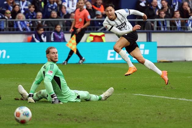 08 11 2025, xrekx, Soccer 2 Bundesliga, FC Schalke 04 SV Elversberg v l Loris Karius FC Schalke 04 Younes Ebnoutalib SV 07 Elversberg Offside goal DFL DFB REGULATIONS PROHIBIT ANY USE OF PHOTOGRAPHS as IMAGE SEQUENCES and or QUASI VIDEO Gelsenkirchen