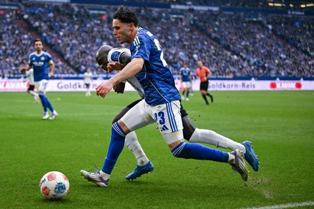 08 11 2025, Football, 2 Bundesliga, Season 2025 2026, Matchday 12, FC Schalke 04 SV Elversberg, Amara Conde SV Elversberg , Soufiane El Faouzi FC Schalke 04 xRHR PHOTO YYx Copyright: KROEGER RHR-FOTOx RHR-FOTO YY