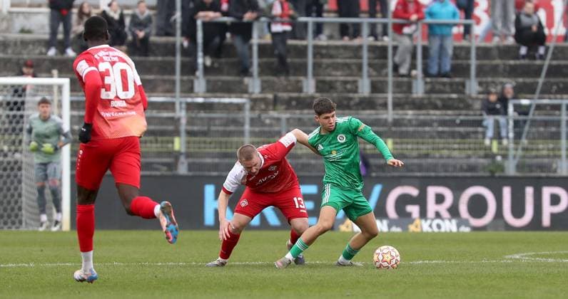 08 11 2025, xfsx, Men, Soccer, Season 2025 2026, Regionalliga Bayern, 17 Matchday FC Wuerzburger Kickers SpVgg Ansbach 09 v li Tarsis Bonga FC Wuerzburger Kickers , Philipp Ochs FC Wuerzburger Kickers , Bjoern Angermeier SpVgg Ansbach 09 Wuerzburg AKON ARENA Bayern Germany