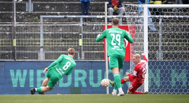 08 11 2025, xfsx, Men, Soccer, Season 2025 2026, Regionalliga Bayern, 17 Matchday FC Wuerzburger Kickers SpVgg Ansbach 09 v li Niklas Seefried SpVgg Ansbach 09 scores the goal 0 1, scores the goal 0 1, Riko Manz SpVgg Ansbach 09 , Luke Hemmerich FC Wuerzburger Kickers Wuerzburg AKON ARENA Bayern Germany