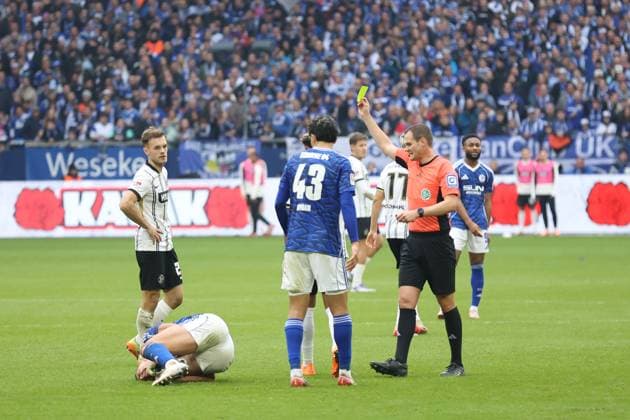 Yellow card for Bambase Conte SV Elversberg GER, FC Schalke 04 vs SV Elversberg, Football, 2 Liga, Matchday 12, Season 2025 2026, 08 11 2025 DFL REGULATIONS PROHIBIT ANY USE OF PHOTOGRAPHS AS IMAGE SEQUENCES AND OR QUASI VIDEO GER, FC Schalke 04 vs SV Elversberg, Football, 2 Liga, Matchday 12, Season 2025 2026, 08 11 2025 Gelsenkirchen Copyright: xEibner-Pressefoto FrankxZeisingx EP_FZG