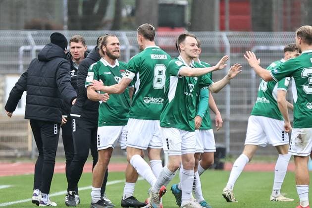 08 November 2025, Soccer, Men, Third League, 14 Matchday 3 League Season 2025 2026 FC Schweinfurt 05 TSG 1899 Hoffenheim II Goalscorer to 1 0 Kristian Böhnlein FC Schweinfurt 05, 13 celebrates with coach Victor Kleinhenz FC Schweinfurt 05 and the team Schweinfurt Riedel Bau Arena in Sachs Stadio Bayern Unterfranken Germany