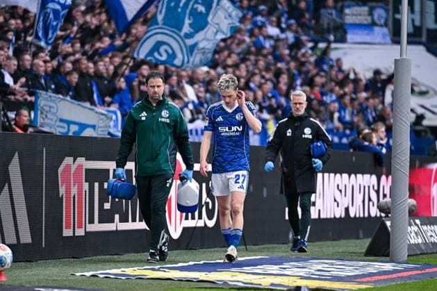 08 11 2025, Football, 2 Bundesliga, Season 2025 2026, Matchday 12, FC Schalke 04 SV Elversberg, Finn Porath FC Schalke 04 has to come off injured, xRHR PHOTO YYx Copyright: KROEGER RHR-FOTOx RHR-FOTO YY
