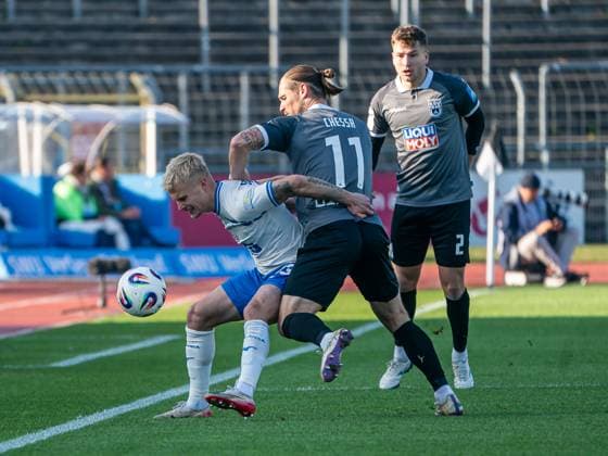 Viktor Bergh FC Hansa Rostock, 33 in duel with Dennis Chessa SSV Ulm 1846, 11 , GER, SSV Ulm 1846 vs FC Hansa Rostock, Football, 3 Liga, Season 2025 2026, 08 11 2025, DFB DFL regulations prohibit any use of photographs as image sequences and or quasi video GER, SSV Ulm 1846 vs FC Hansa Rostock, Football, 3 Liga, Season 2025 2026, 08 11 2025 Ulm Copyright: xMichaelxSchmidt Eibner-Pressefotx EP_MST