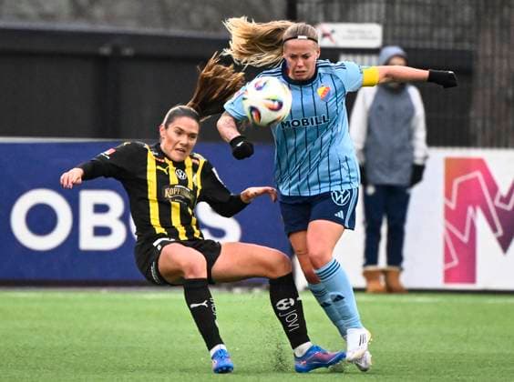 STOCKHOLM, SWEDEN 20251108 Häcken s Mary Caroline Wickenheiser and Djurgarden s Therese Asland during Saturday s women s Swedish football match between Djurgarden and BK Häcken FF at Kristinebergs IP 1 STOCKHOLM SWEDEN x10030x  Copyright: xJonasxEkströmer TTx THE LADY S SWEDISH GARDEN-HECKEN