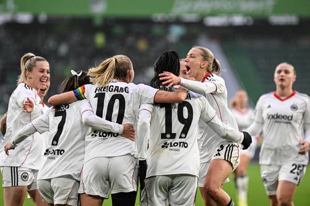 Soccer I Women I Season 2025 2026 I Bundesliga I Matchday 10 I VfL Wolfsburg Eintracht Frankfurt I 08 11 2025 Goal celebration Nina Lührßen 11, Eintracht Frankfurt , Hayley Emma Raso 7, Eintracht Frankfurt , Laura Freigang 10, Eintracht Frankfurt , Etonam Nicole Anyomi 19, Eintracht Frankfurt and Elisa Senß 6, Eintracht Frankfurt v l n r Wolfsburg Volkswagen Arena Niedersachsen Germany Copyright: xLobeca InesxHähnelx