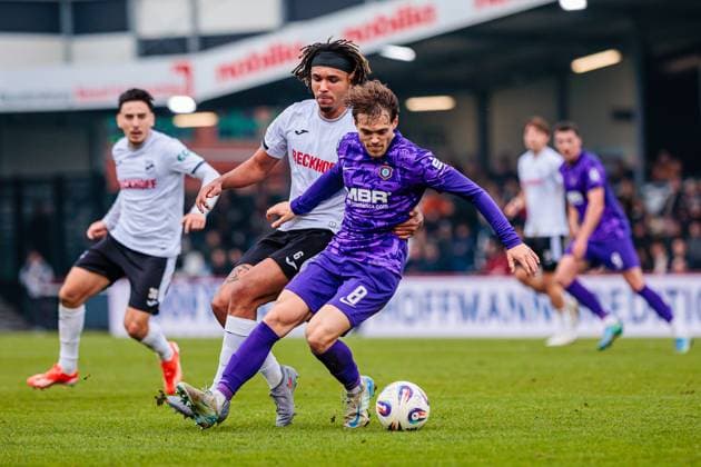 v l Joshua Eze SC Verl, 06 , Ricky Bornschein FC Erzgebirge Aue, 09 in duel GER, SC Verl vs FC Erzgebirge Aue, Football, 3 Liga, Matchday 14, Season 2025 2026, 08 11 2025 DFL Regulations prohibit any use of photographers as image sequences and or quasi video GER, SC Verl vs FC Erzgebirge Aue, Football, 3 Liga, Matchday 14, Season 2025 2026, 08 11 2025 Verl Copyright: xEibner-Pressefoto JanxRollingerx EP_JSK