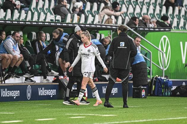 Soccer I Women I Season 2025 2026 I Bundesliga I 10 Matchday I VfL Wolfsburg Eintracht Frankfurt I 08 11 2025 Nina Lührßen 11, Eintracht Frankfurt on her way to the dressing room after getting the red card Crop, close-up, portrait, portrait, single photo, single image, body Wolfsburg Volkswagen Arena Lower Saxony Germany Copyright: xLobeca InesxHähnelx
